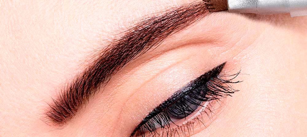 imita efecto cejas tatuadas